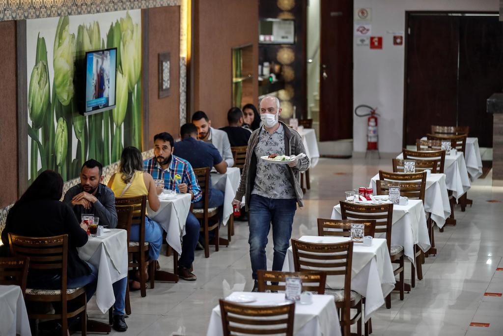 Ayer lunes reabrieron los bares, restaurantes y centros de estética de Sao Paulo, Brasil. (EFE) 