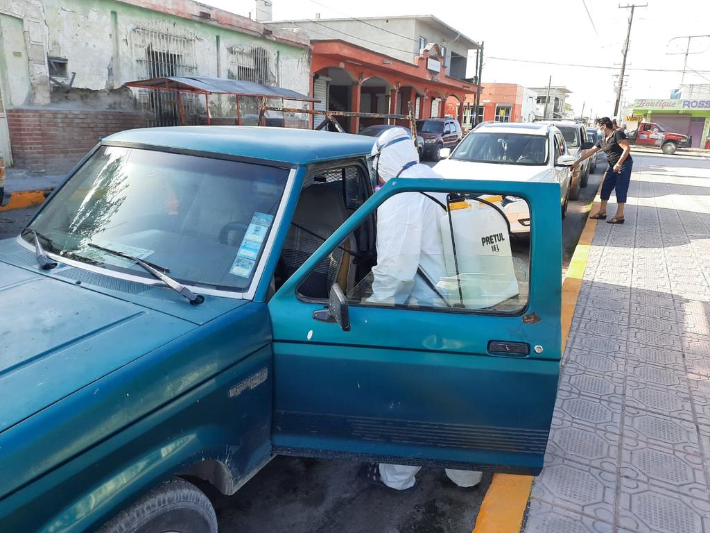 Cerca de 100 vehículos particulares de habitantes de diferentes colonias y ejidos de Castaños fueron sanitizados como medida de prevención de contagios de COVID-19 en la ciudadanía. (EL SIGLO COAHUILA)