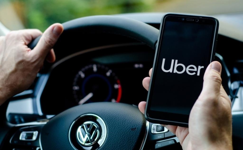 Ahora los usuarios de Uber podrán comprar su mandado a través de la aplicación y pedir que un conductor de la firma de transporte los lleve hasta su casa (ESPECIAL)  