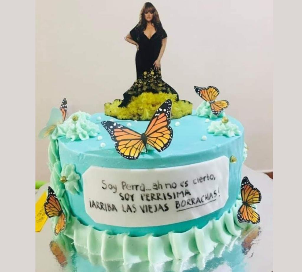 'Soy perra, ah no perrisima, ¡arriba las viejas borrachas', dice el pastel con una figura de la 'Mariposa de Barrio'. (CAPTURA) 