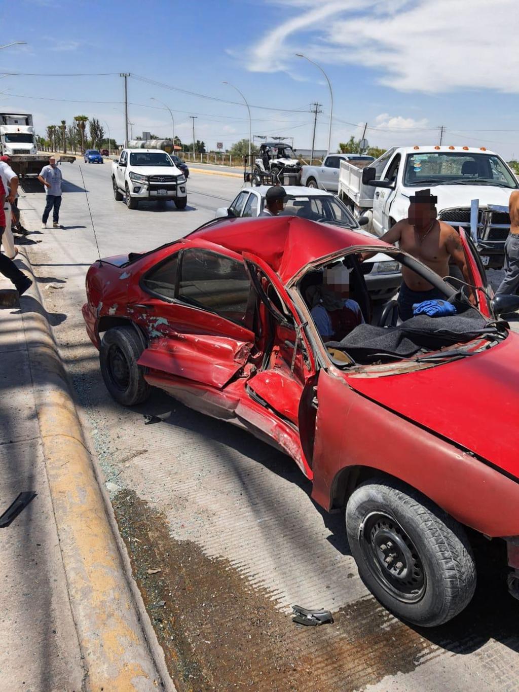 El joven lesionado viajaba en un vehículo Chevrolet Cavalier de color rojo cuando ocurrió el accidente en Gómez Palacio. (EL SIGLO DE TORREÓN)