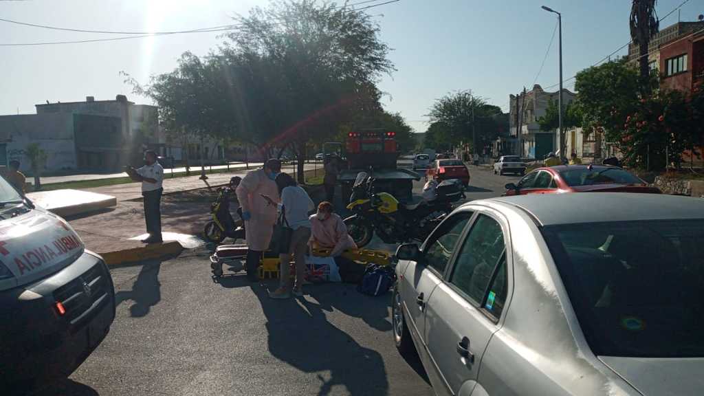El motociclista lesionado fue auxiliado por los paramédicos de la Cruz Roja y trasladado a un hospital para su atención médica. (EL SIGLO DE TORREÓN)