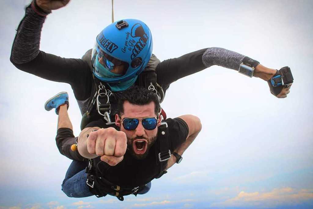 AVENTURERO. El lagunero Xavier Castañeda realizó un salto tándem desde 12 mil pies de altura.
