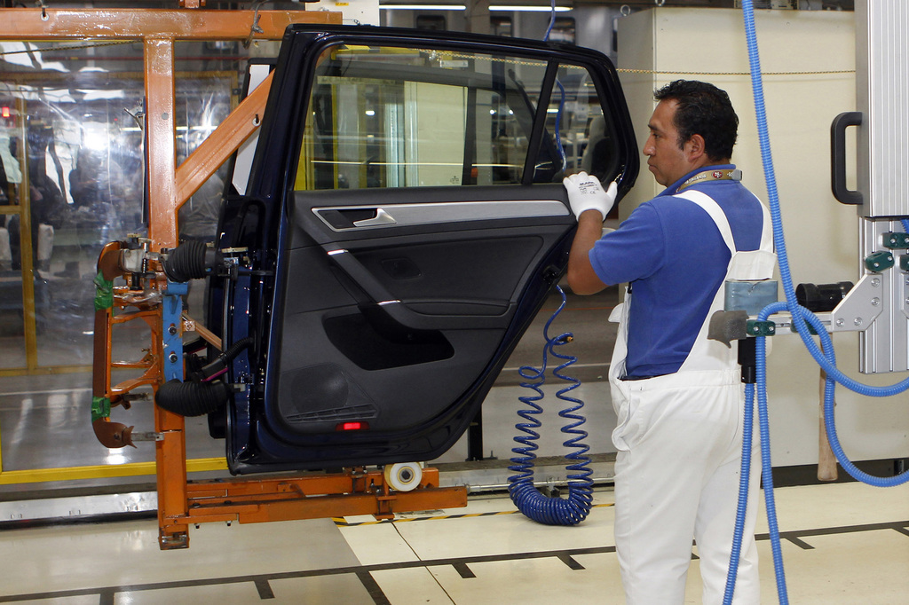 En total, en el primer semestre del año la producción automotriz del país cayó 40.8 por ciento. (ARCHIVO) 