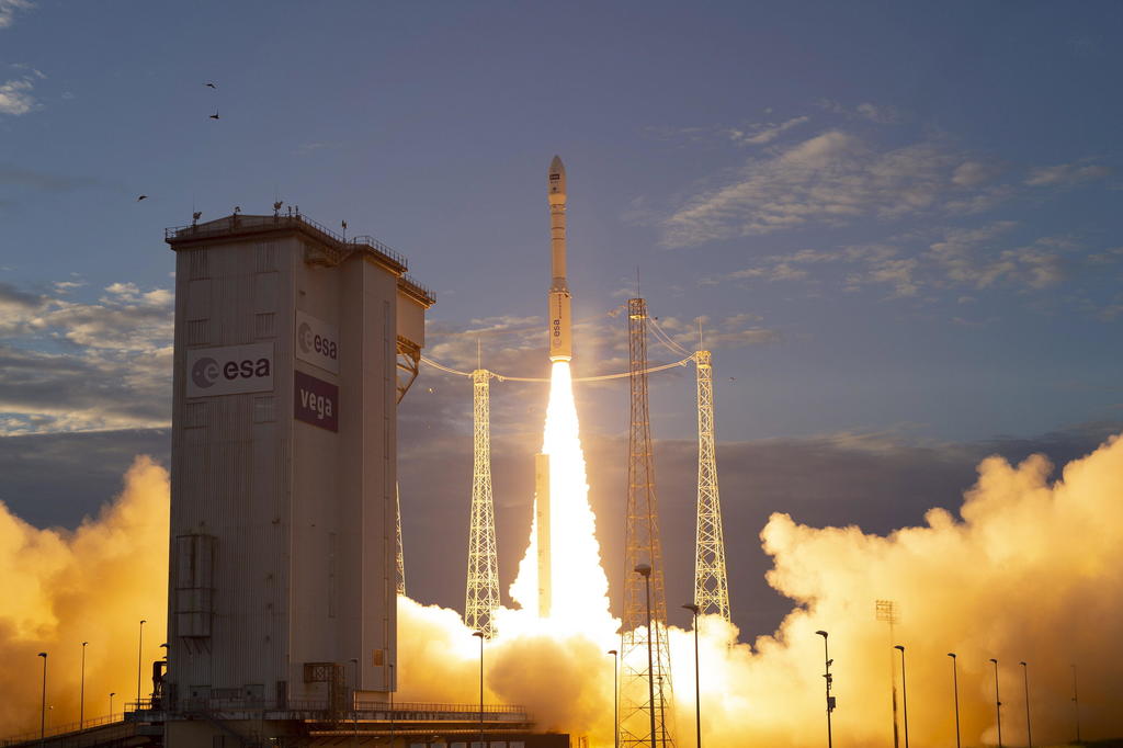 La Agencia Espacial Europea y la compañía Arianespace han decidido posponer hasta el próximo 17 de agosto el lanzamiento desde la base de Kurú (en la Guayana Francesa) de 53 microsatélites. (ARCHIVO) 