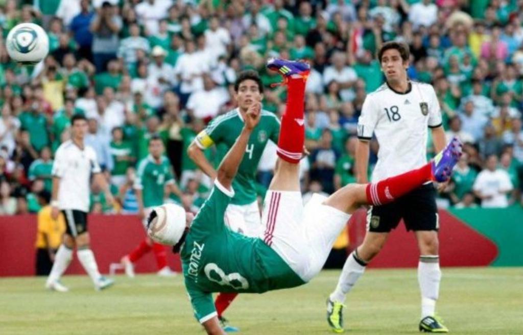 El 8 de julio, hace nueve años, Gómez, destacó en el juego, primero anotando el gol de la ventaja, después lanzándose de forma valiente para el empate. (ESPECIAL)