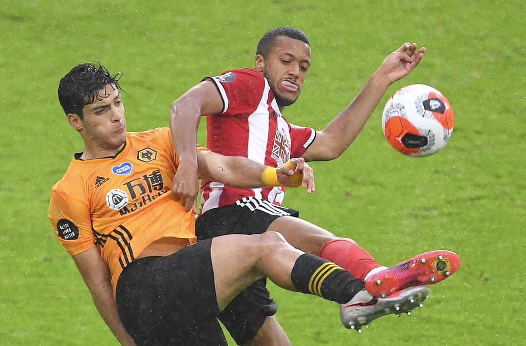 El mexicano Raúl Jiménez no pudo aumentar su cuenta goleadora este martes contra el Sheffield United (0-1) en una derrota que aleja al Wolverhampton Wanderers del sueño de disputar la Liga de Campeones. (ARCHIVO)