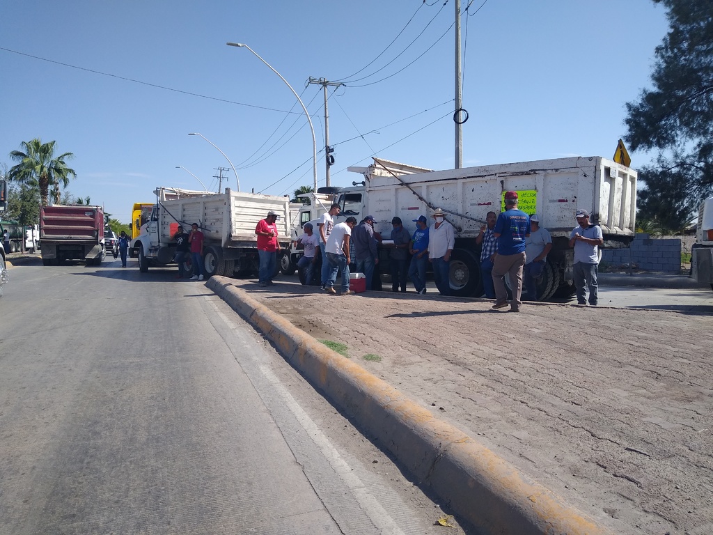 Transportistas bloquearon el pasado martes el bulevar Ejército Mexicano y la carretera a Jiménez, Chihuahua, con más de 70 camiones.