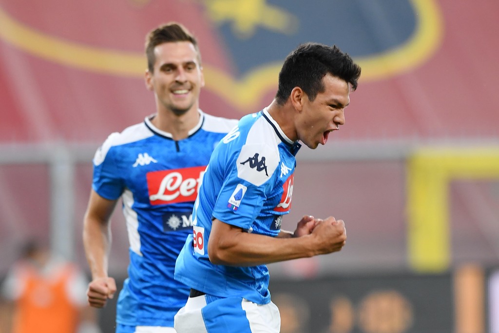 Apenas le bastaron un par de minutos en el campo a Hirving Lozano para marcar el gol del triunfo para Napoli ante Génova. (AP)