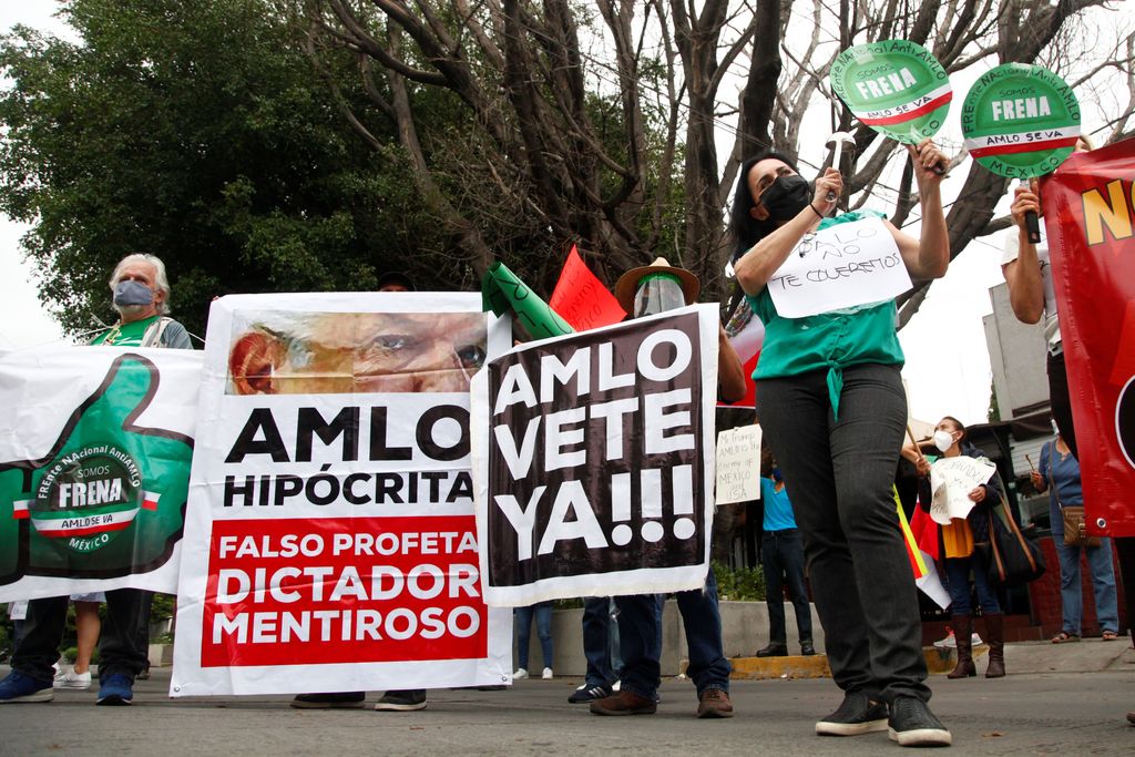 Varias decenas de personas se reunieron en la embajada de EUA en Ciudad de México para protestar contra el presidente mexicano. (ARCHIVO)