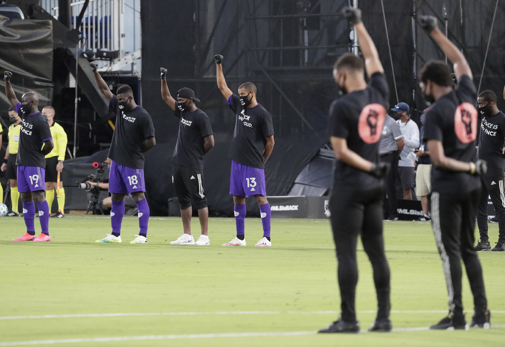 Jugadores miembros del 'Black Players for Change', protestaron antes del inicio del partido entre Orlando City e Inter de Miami. (AP)