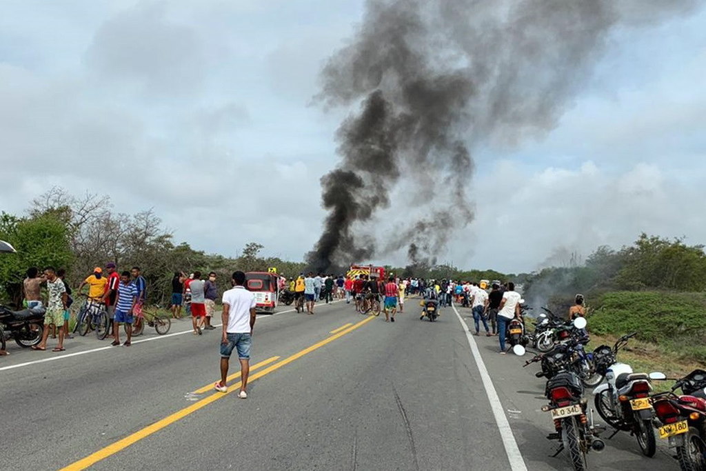 El lunes un camión cisterna cargado con gasolina se incendió tras volcar en la carretera que une a Barranquilla y Santa Marta. (EFE) 