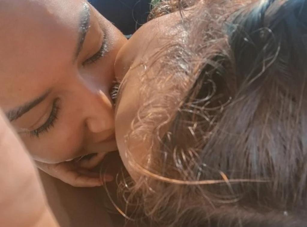La última fotografía que compartió en redes sociales fue una en la que aparece besando a su hijo con la frase ‘Solo nosotros dos’. (REDES SOCIALES)