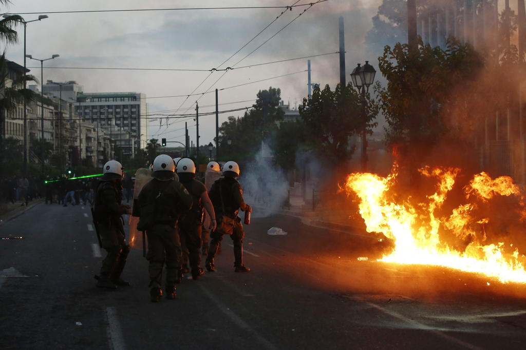 Un grupo de alzados lanzó bombas incendiarias el jueves en Atenas contra la policía, que respondió con gases lacrimógenos y granadas aturdidoras, al tornarse violenta una manifestación contra los planes de las autoridades de reprimir las protestas. (ARCHIVO) 