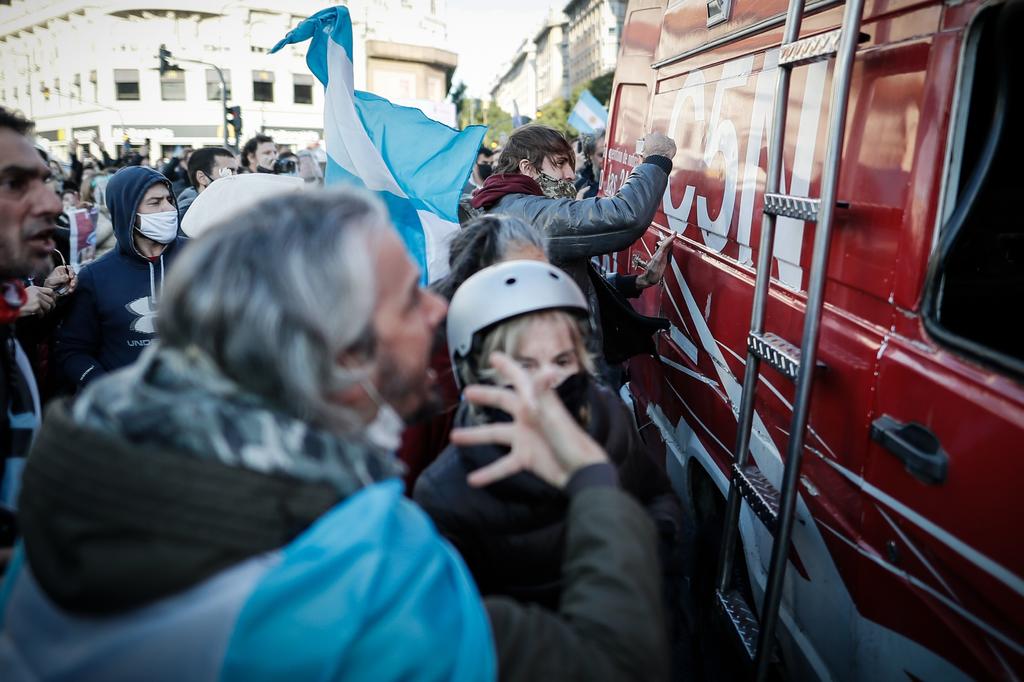 En medio del aislamiento obligatorio que rige desde el 20 de marzo, miles de personas protagonizaron una protesta de fuerte acento opositor en el centro de Buenos Aires. (EFE)