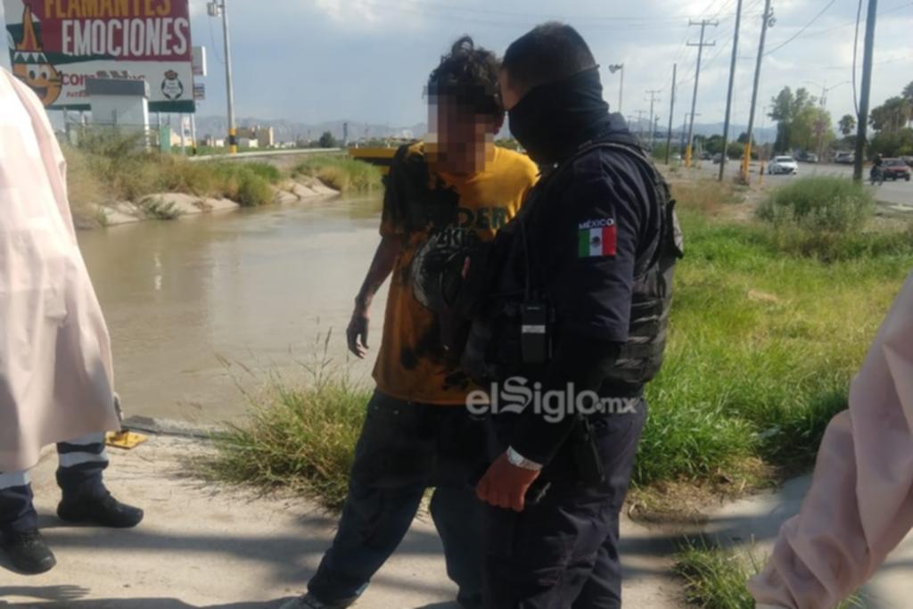 La tarde de este jueves un hombre estuvo a punto de morir ahogado, pero fue rescatado por personal de Protección Civil, Bomberos y Policía Municipal de Torreón, quienes justamente se encontraban realizando un recorrido de vigilancia en los canales de riego. (EL SIGLO DE TORREÓN)