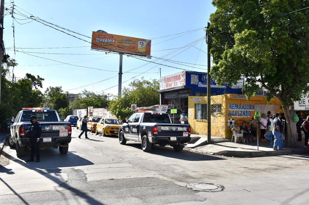 En menos de cinco minutos arribaron hasta el lugar patrullas de la Policía de Torreón, agentes de Tránsito y Vialidad y representantes de Atención Ciudadana, quienes les pidieron retirar el bloqueo vial y esperar la llegada de una pipa con agua.
(ERICK SOTOMAYOR)