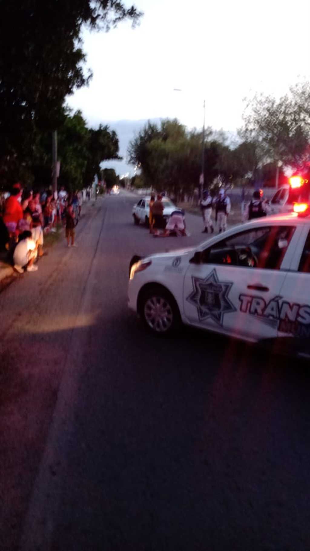 El menor fue impactado por un taxi cuando intentaba cruzar la calle en la colonia Ampliación 5 de Mayo de Gómez Palacio.