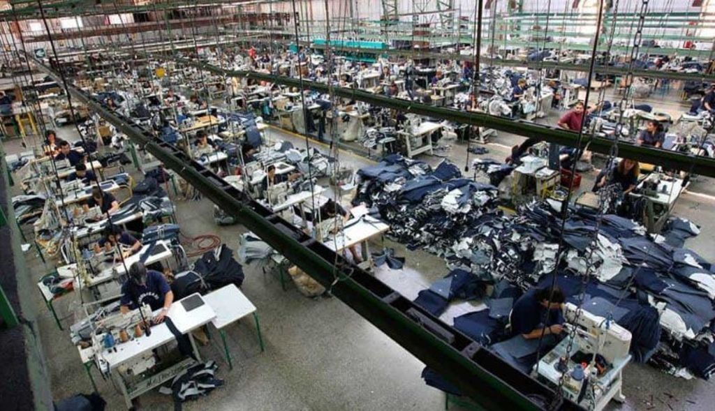 De acuerdo a datos del Inegi, la industria manufacturera tuvo una caída de 37.1 por ciento.