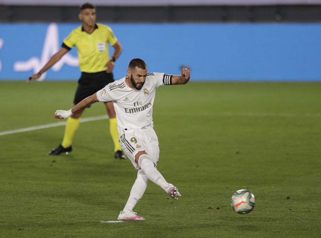 Karim Benzema marcó de penal el primer tanto del Real Madrid, en la victoria 1-0 sobre Alavés. (AP)