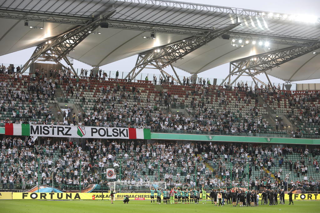 Pese a las recomendaciones del Legia Varsovia, para mantener la sana distancia y evitar riesgos de propagación del coronavirus, cientos de aficionados festejaron en tumultos el título del club polaco. (ARCHIVO)