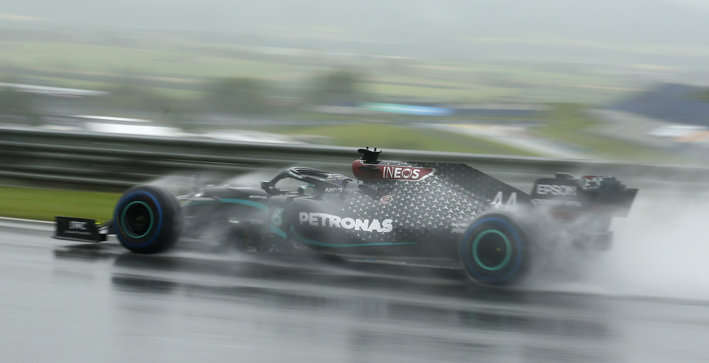 Lewis Hamilton mostró sus habilidades manejando bajo la lluvia y se llevó con gran facilidad la 'pole' del Gran Premio de Estiria. (AP)