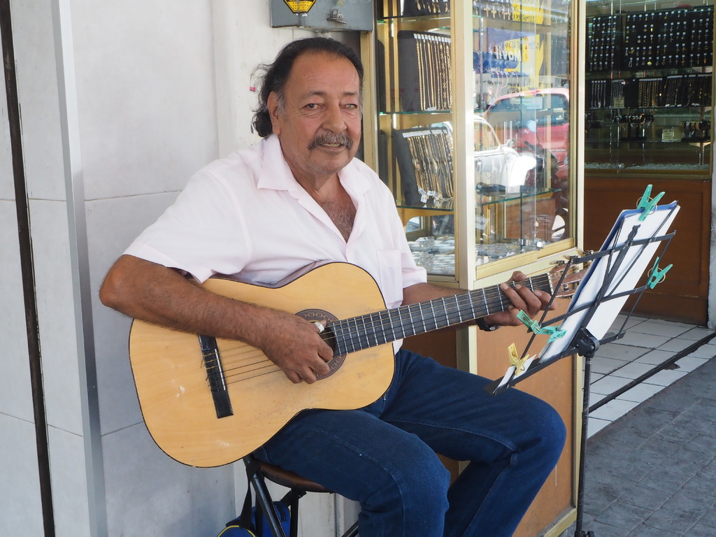 Talento. Carlos Carlos se ha abrazado al arte musical desde los 17 años y comparte sus tonadas en el centro de Torreón. (VERÓNICA RIVERA)