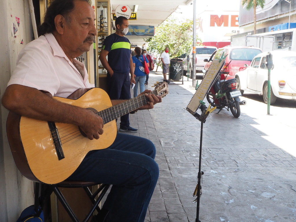 Rutina. El artista comienza su día a las 10 de la mañana y ameniza con sus acordes en la avenida Hidalgo. (VERÓNICA RIVERA)