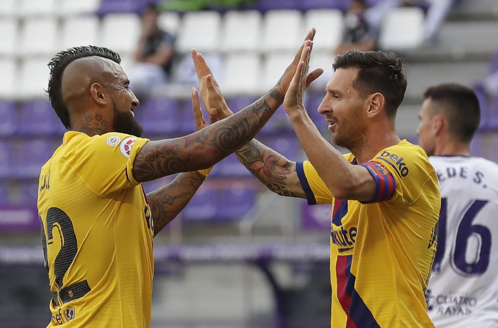 Arturo Vidal (i) marcó el único tanto del partido, con asistencia de Lionel Messi. (AP) 