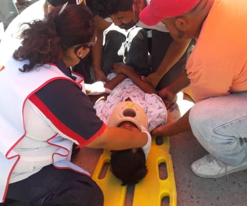 Paramédicos de la Cruz Roja arribaron al lugar para atender al lesionado, el cual presentaba múltiples golpes en distintas partes del cuerpo. (EL SIGLO DE TORREÓN)
