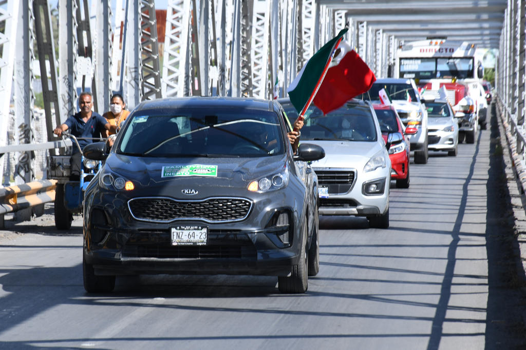 Este domingo, los vehículos partieron de la réplica de la Torre Eiffel de Gómez Palacio y del kilómetro 8 de la carretera San Pedro-Torreón para encontrarse en la Plaza Mayor. (FERNANDO COMPEÁN)