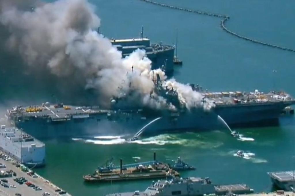 Once personas sufrieron lesiones menores el domingo en una explosión e incendio a bordo de un buque en la Base Naval de San Diego, informaron autoridades militares. (ESPECIAL)