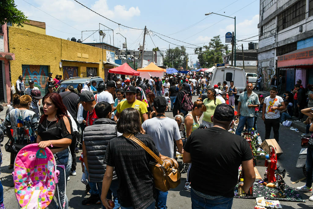 Con el objetivo de evitar aglomeraciones de personas y así mitigar los contagios de coronavirus, el Gobierno de la Ciudad de México y comerciantes de Tepito acordaron que no habrá actividades en la zona los domingos, lunes y martes en dos semanas consecutivas. (ARCHIVO)