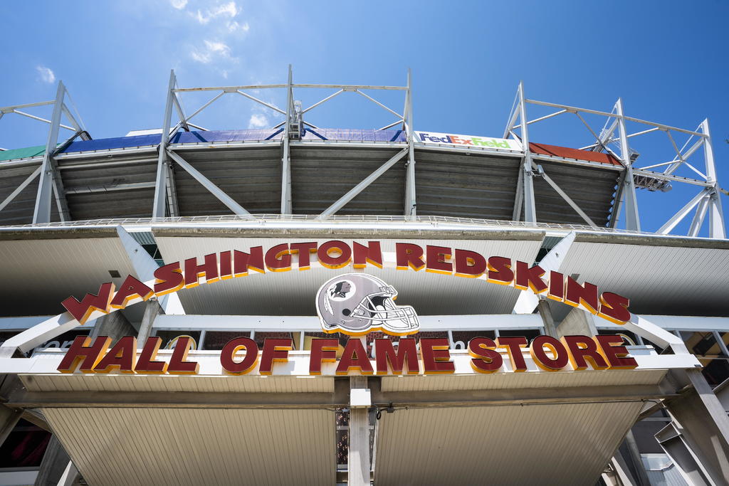 Los Redskins de Washington anunciarán el lunes el cambio de nombre del equipo, de acuerdo con un reporte del SportsBusinessJournal. (ARCHIVO)