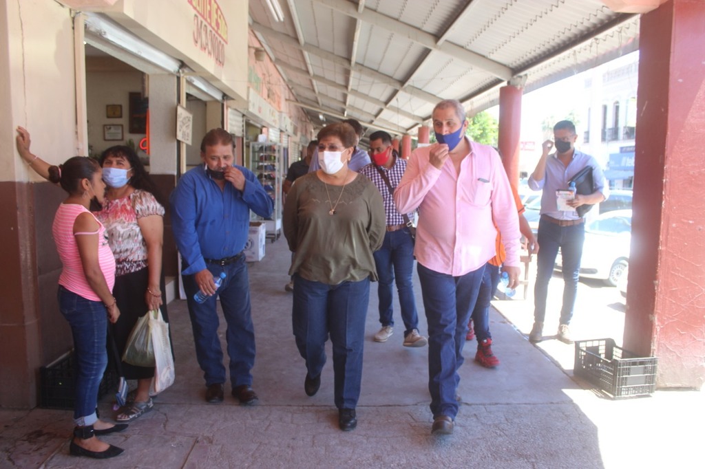 Autoridades y locatarios recorrieron el mercado Benito Juárez. (EL SIGLO DE TORREÓN) 