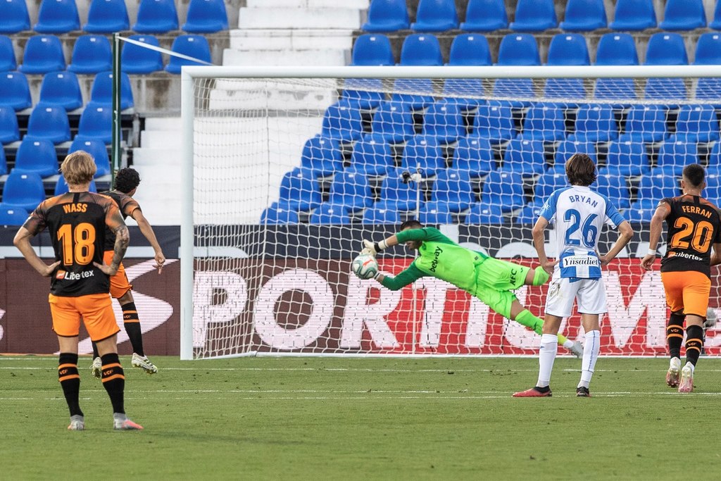 El portero del Leganés Iván Cuéllar tapó un penal en la segunda parte, en la victoria de su equipo 1-0 sobre Valencia. (EFE)