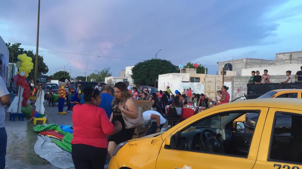 En plena calle, con aglomeración de personas y espectáculos infantiles fue como este fin de semana se celebraron algunos cumpleaños de niños en algunos sectores de la ciudad de Torreón. (CORTESÍA)