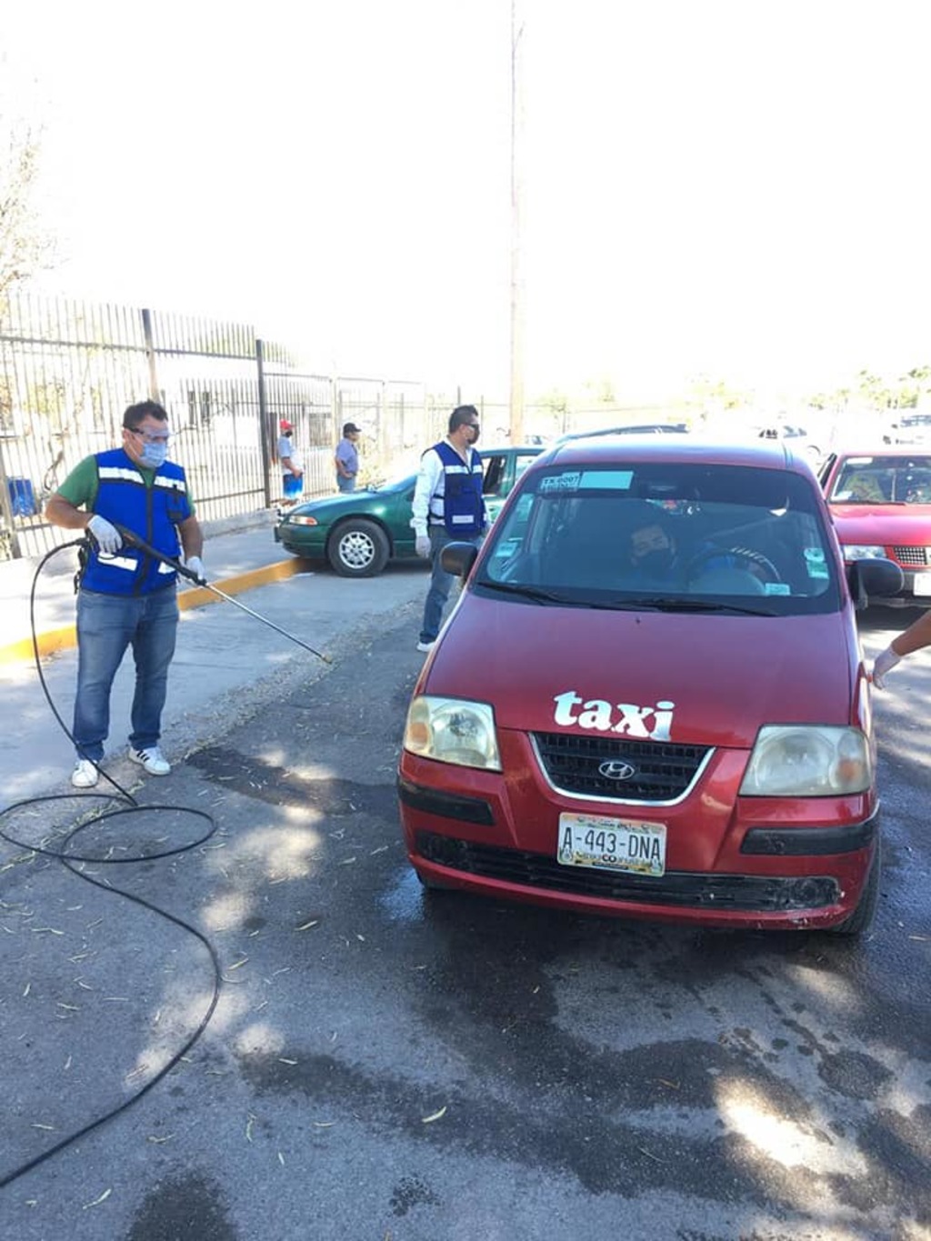 Por dentro y por fuera, sanitizan a los taxis en Matamoros. (EL SIGLO DE TORREÓN) 