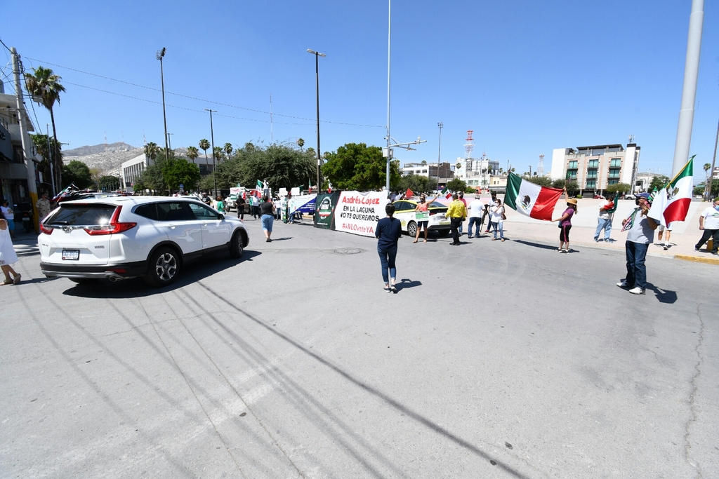 La protesta terminó en la Plaza Mayor donde se pudo observar a ciudadanos de a pie con la bandera tricolor y lonas de rechazo. (FERNANDO COMPEÁN)