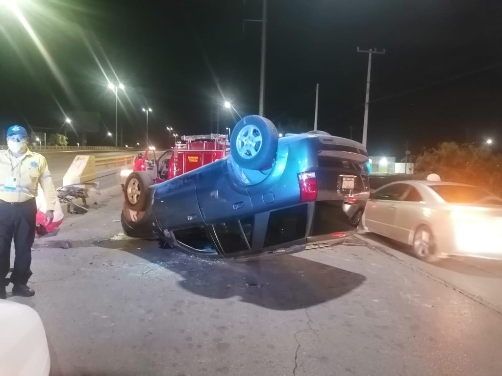 La camioneta terminó volcada sobre la carretera Torreón-Matamoros, luego de chocar contra el muro de contención. (EL SIGLO DE TORREÓN)
