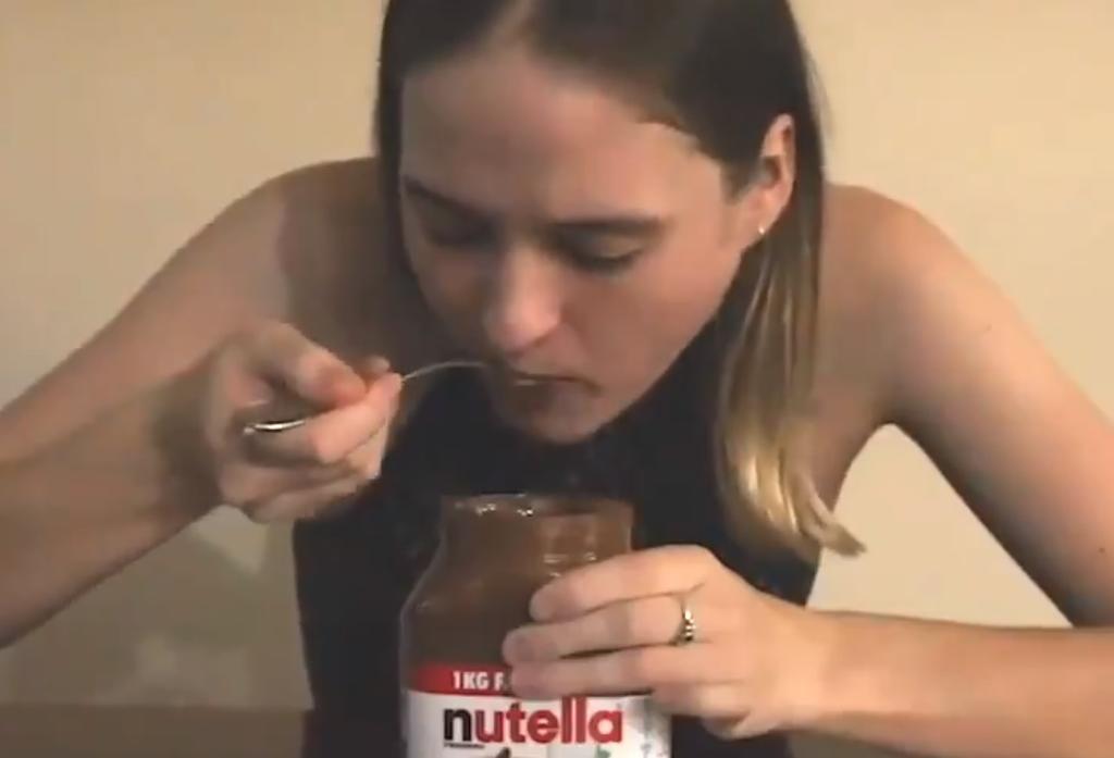 La mujer ha recibido todo tipo de comentarios en redes, después de que las imágenes donde se le ve comiendo el frasco de Nutella se volvieran virales (CAPTURA) 