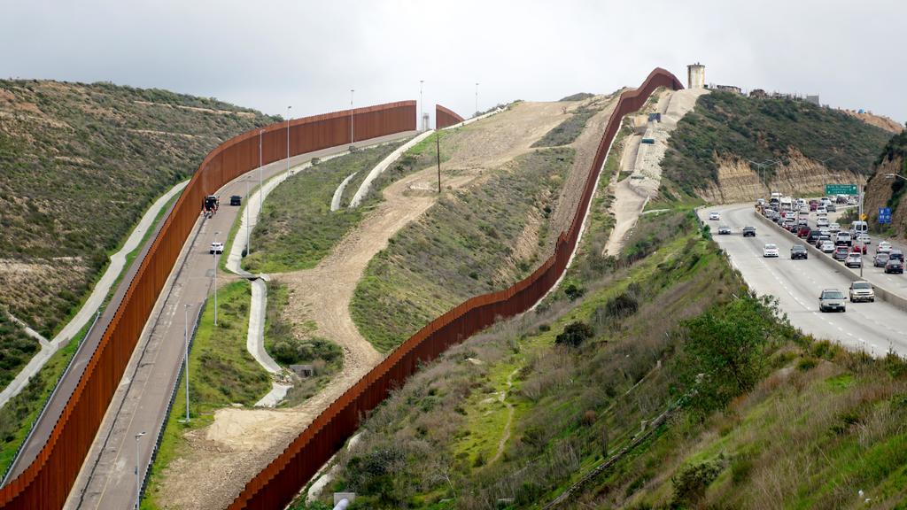 López Obrador aseguró esta mañana que no confrontará y no se enganchará con el gobierno de su homólogo Donald Trump por la construcción del muro en la frontera norte. (ARCHIVO)