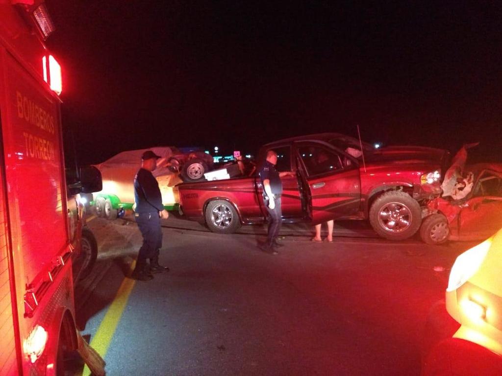 El accidente se registró a las 11:30 de la noche del domingo en los carriles de circulación que dirigen de San Pedro a Torreón, entre los ejidos Albia y Escuadrón 201, a la laguna del kilómetro 12+800.
(EL SIGLO DE TORREÓN)