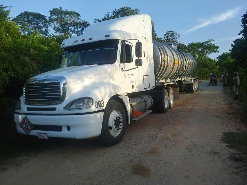 Elementos de la Secretaría de Seguridad Pública (SSP) de Veracruz aseguraron 20 mil litros de hidrocarburo de dudosa procedencia y detuvieron a dos presuntos delincuentes. (TWITTER)