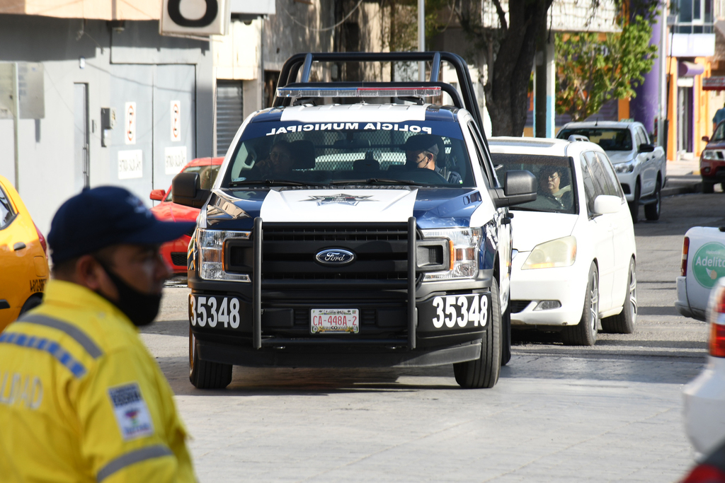 Los tres hombres fueron detenidos por agentes de la Policía Municipal de Torreón. (EL SIGLO DE TORREÓN)