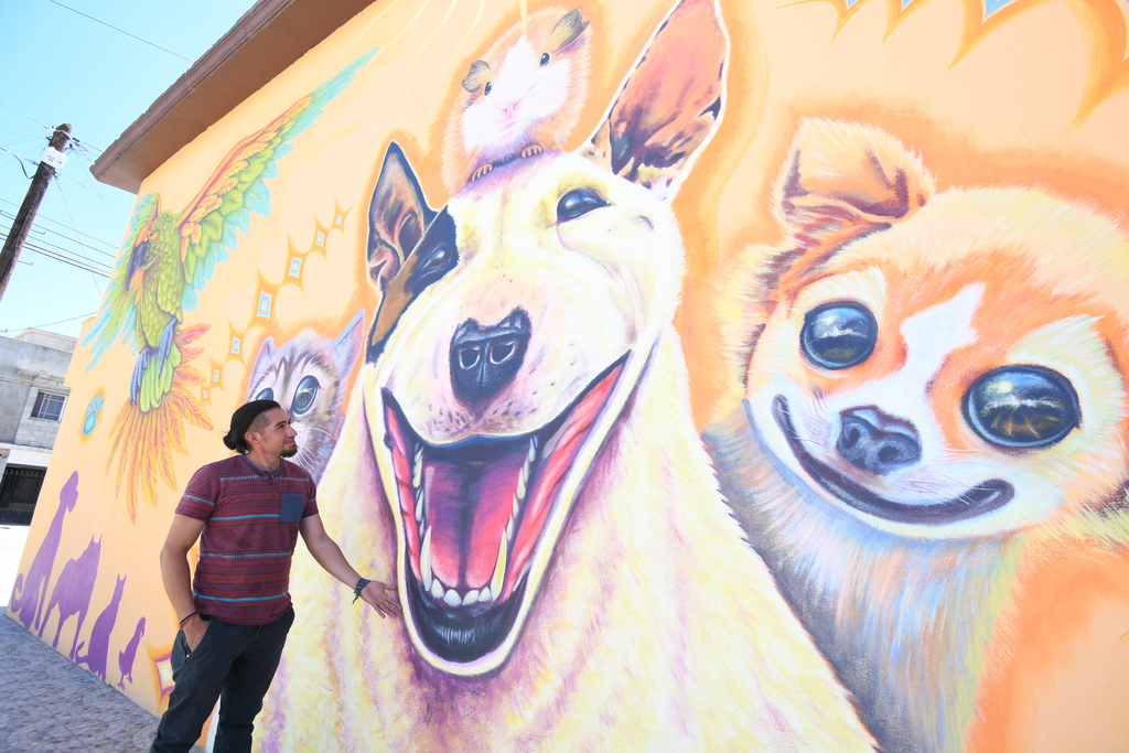 Propuesta. El artista lagunero frente a uno de sus murales ubicado en la avenida Pavorreal de Torreón.