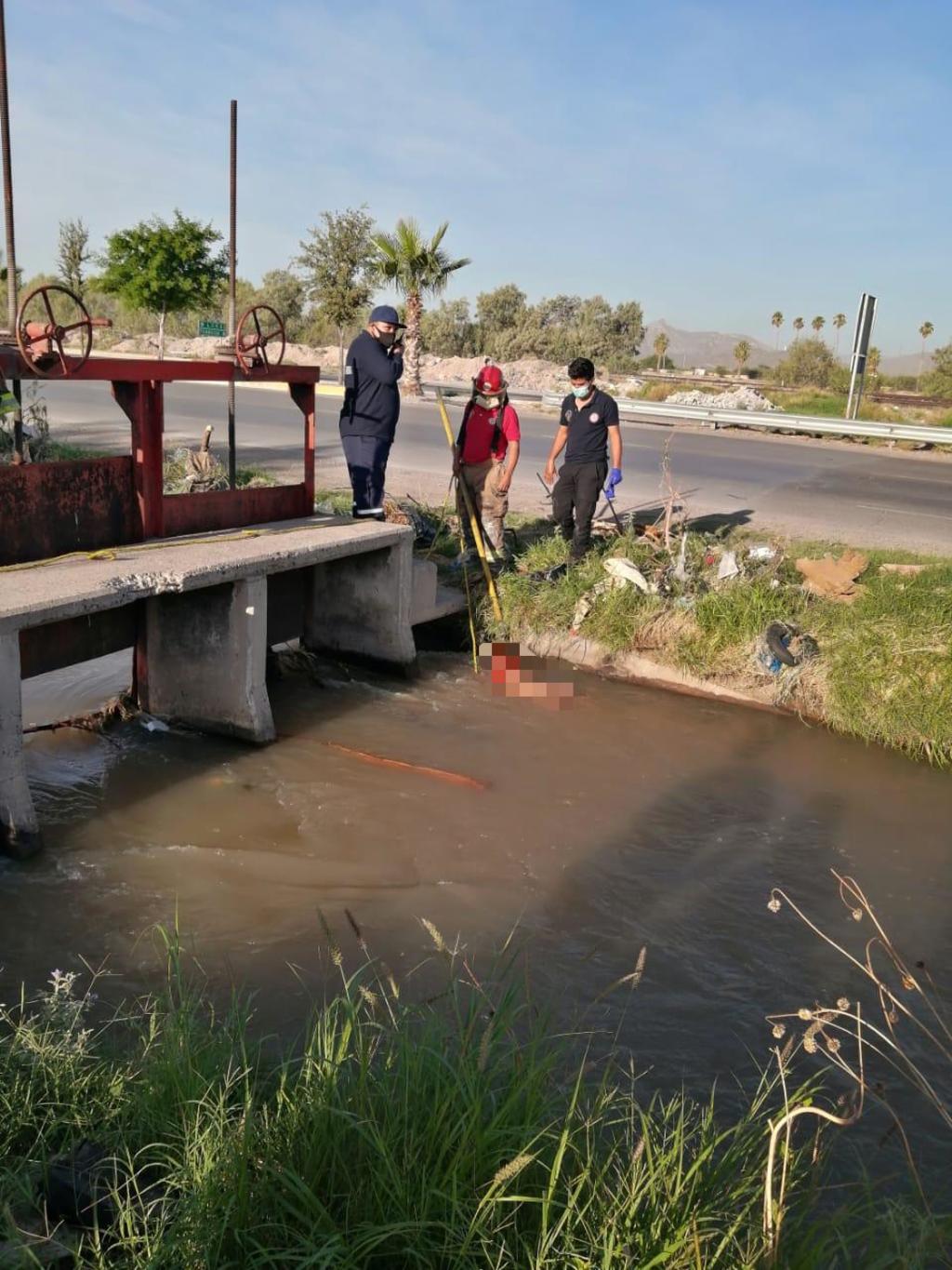 El personal del departamento de Bomberos y Protección Civil se encargó de rescatar el cuerpo del interior del canal. (EL SIGLO DE TORREÓN)