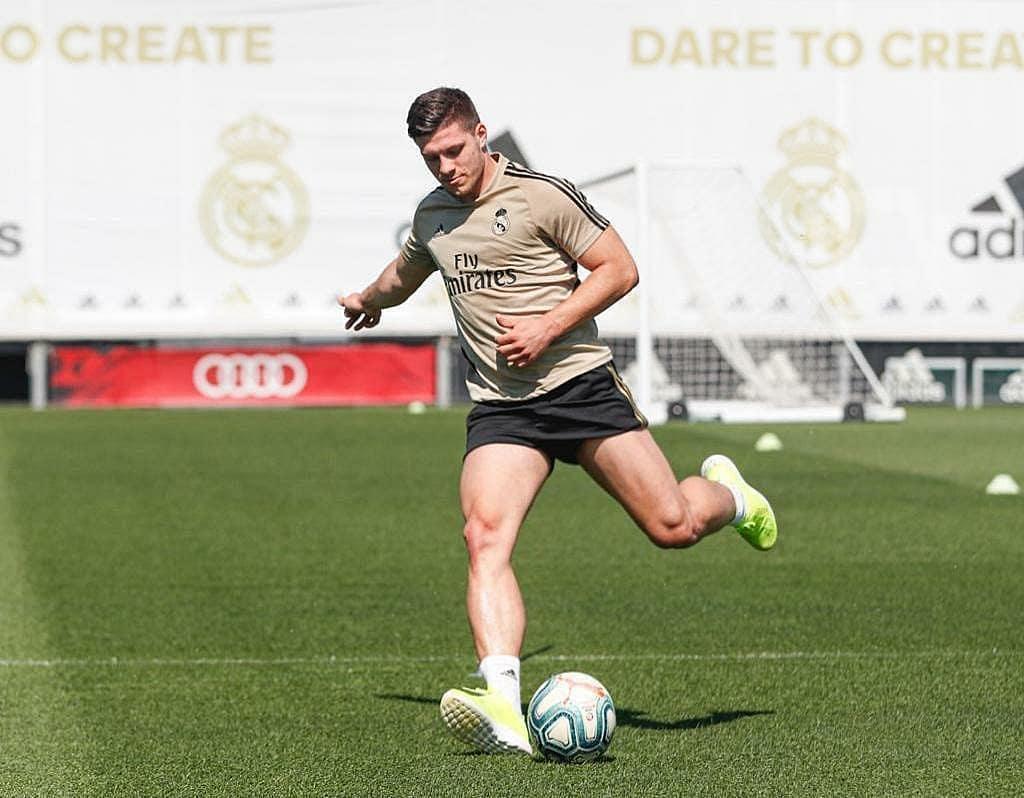 Luka Jovic ha vuelto este martes a los entrenamientos del Real Madrid después de que la semana pasada estuviera aislado en su domicilio. (ESPECIAL)