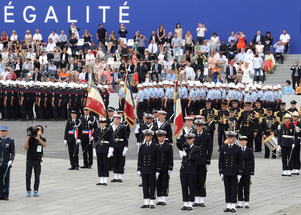 Francia los homenajeará a todos el martes en el día de su fiesta nacional, replanteando su normalmente grandioso desfile militar del Día de la Bastilla para reconocer la labor de los héroes de la pandemia del coronavirus. (EFE)