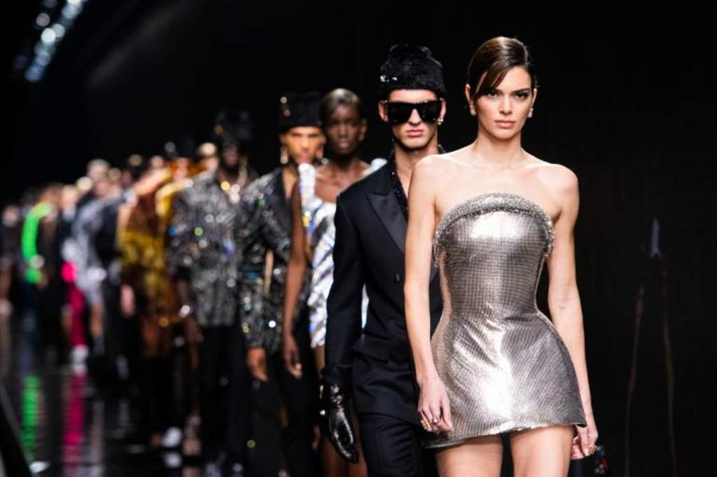 Algunas de las principales firmas de la moda italiana presentaron hoy sus propuestas para la temporada primavera/verano con una reinvención del concepto del desfile, en la primera jornada de la Semana de la Moda de Milán, que se celebra de forma digital por la pandemia del coronavirus. (ESPECIAL) 